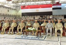 صورة وزير الدفاع يتفقد إحدى القواعد الجوية ويلتقي عددا من نسور مصر